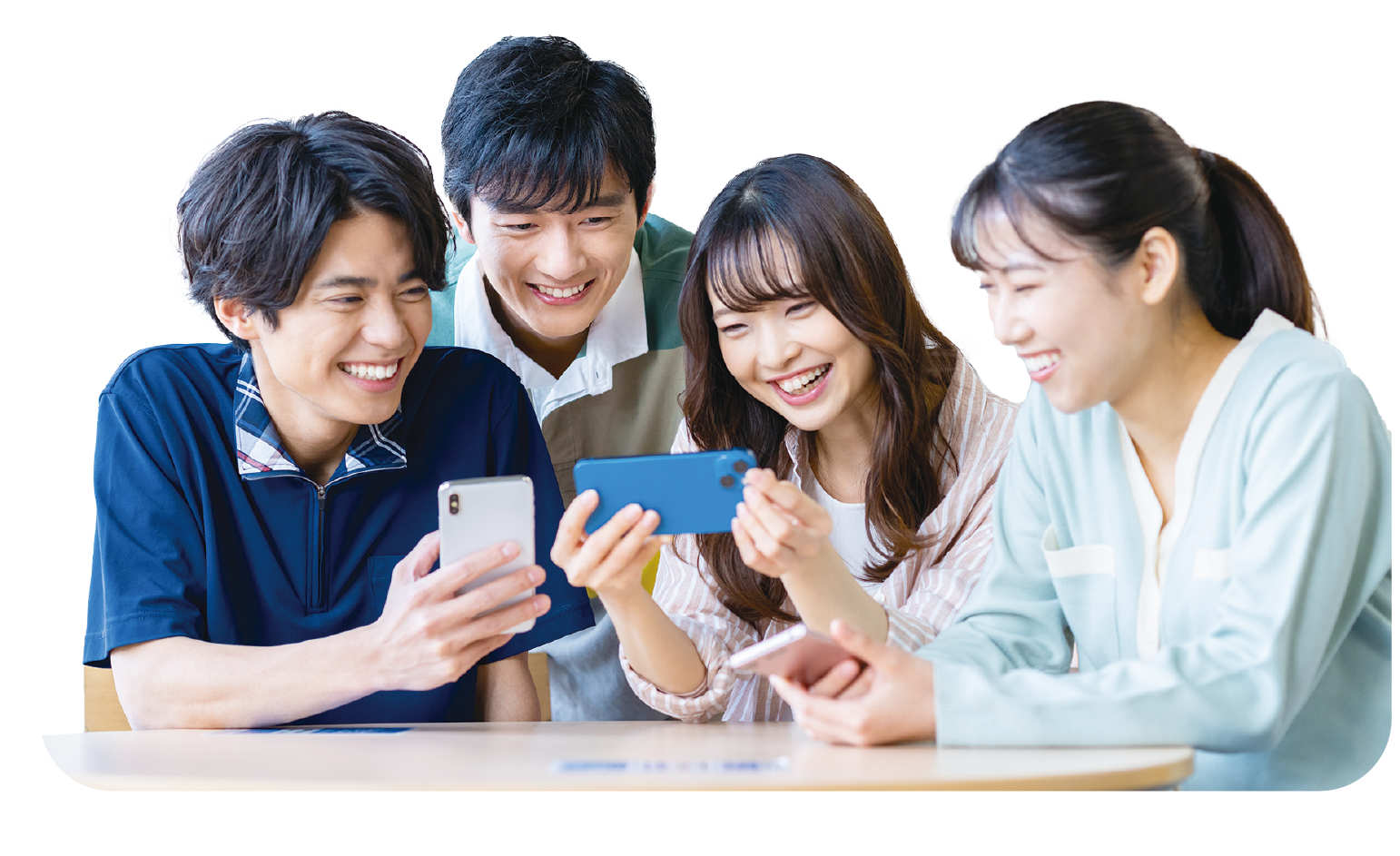 スマホを囲んで笑顔の学生たち